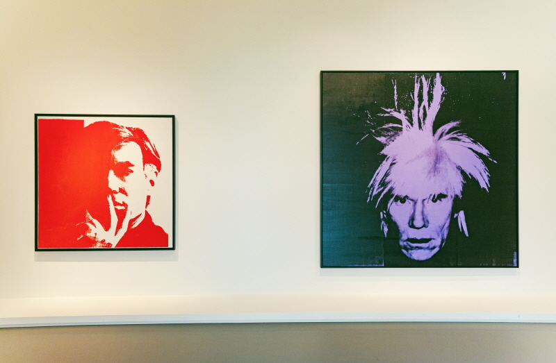 앤디 워홀이 죽기 1년 전 1986년에 발표한 자화상(오른쪽)과 대비되는 1967년 작품