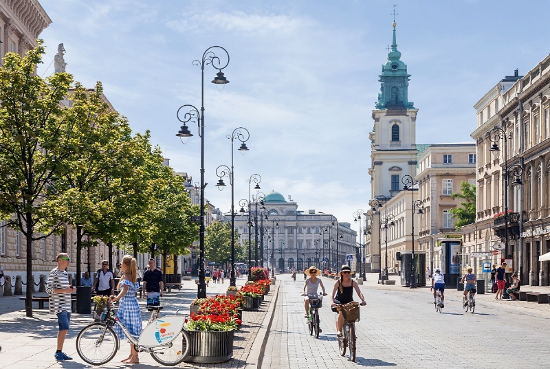 크라코브스키에 프셰드미에시치에(Krakowskie Przedmieście) 거리. 오른쪽의 탑은 성 십자가 교회(Kościół Świętego Krzyża)이고, 왼쪽에는 바르샤바 대학교가 있다. ©Warsaw Tourism Organization