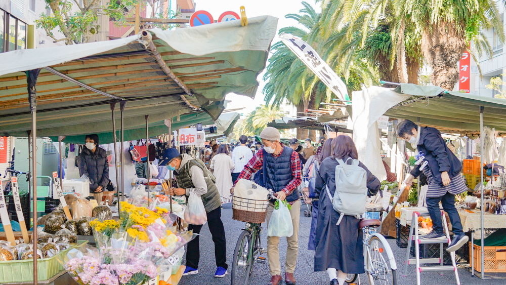 오직 일요일에만 열리는 ‘일요시장’에는 언제나 활기가 가득하다