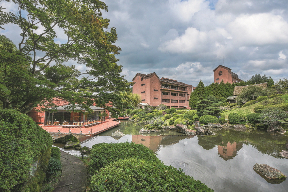 게이슈엔의 작은 정원은 일본의 명승과 자연경관을 축소해 놓은 것이다