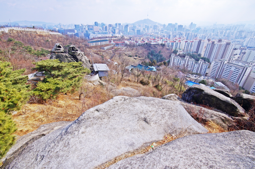 암반바위 위에 놓인 커다란 바위가 있는 곳에서 본 풍경. 선바위 뒷모습과 한양도성 성곽, 남산과 서울 도심이 한 눈에 보인다.
