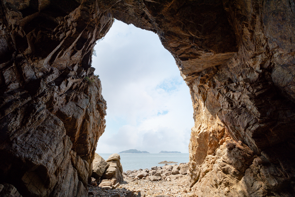 가막머리 해식동굴 밖으로 보이는 섬은 동만도와 서만도다