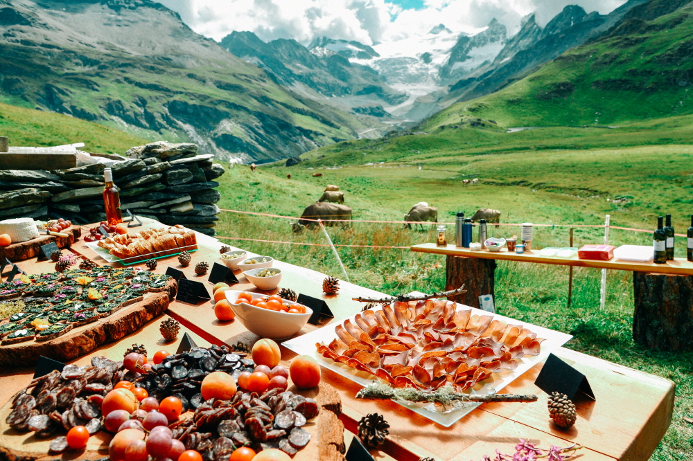 스위스 발레주에서의 화려한 식사. 단 목초지의 그 냄새(?)는 사진으로는 전해지지 않는다