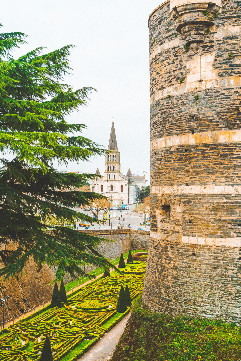 앙제 성의 육중한 방어 탑과 아기자기한 정원
