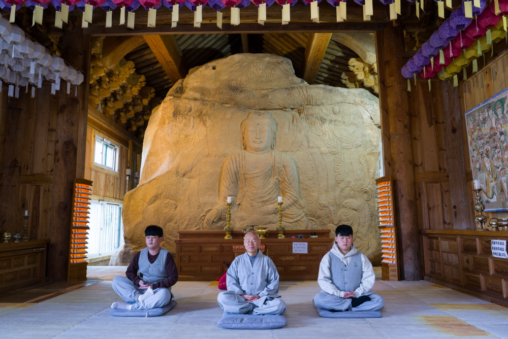 돌에 새겨진 미륵의 자세를 그대로 따라 하며 명상을 했다