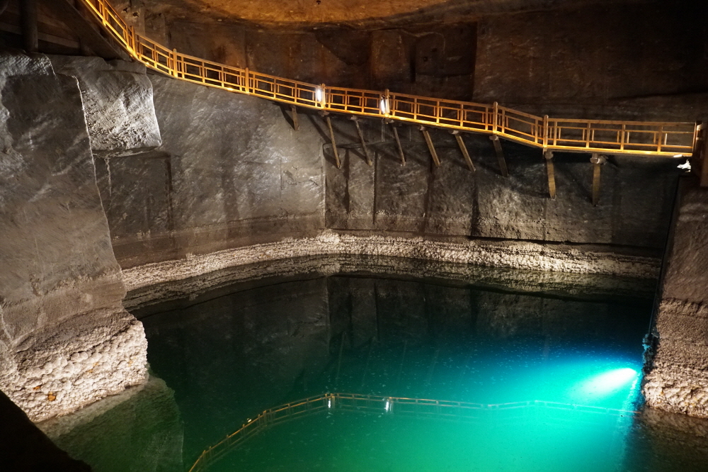 지저호(지하동굴에 이루어진 호수)의 물은 염분 농도가 매우 높다
