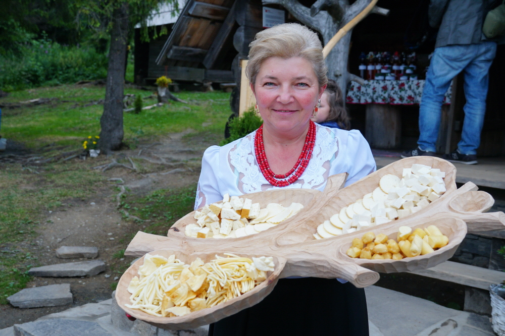 양치기 오두막(바추프카)에서는 신선한 치즈를 살 수 있다
