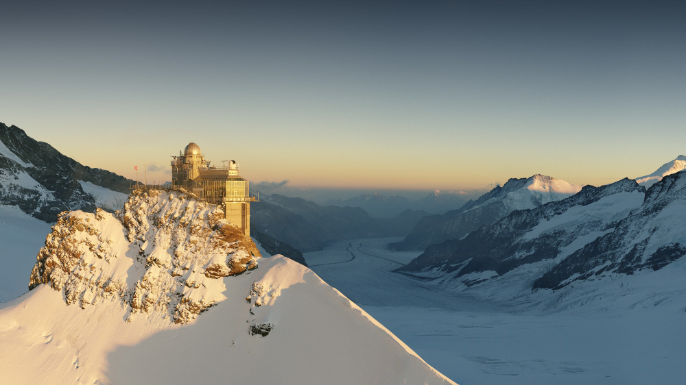 융프라우요흐에 세워진 해발 3,571m의 스핑스 기상관측소는 만년설로 뒤덮인 알레취 빙하를 조망하는 전망대이기도 하다 Jungfrau Railways
