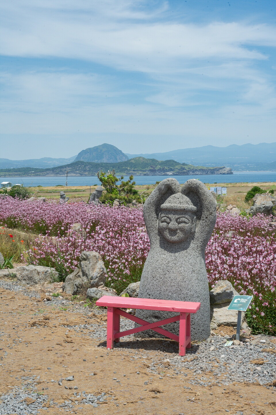 섬 곳곳에서 익살스런 돌 조형물들을 만날 수 있다