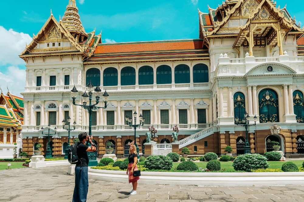 차크리 마하 쁘라삿. 서양 건축 양식 위에 태국 건축 양식을 얹어 ‘태국 모자를 쓴 서양인’이라는 별명으로 불리기도 한다
