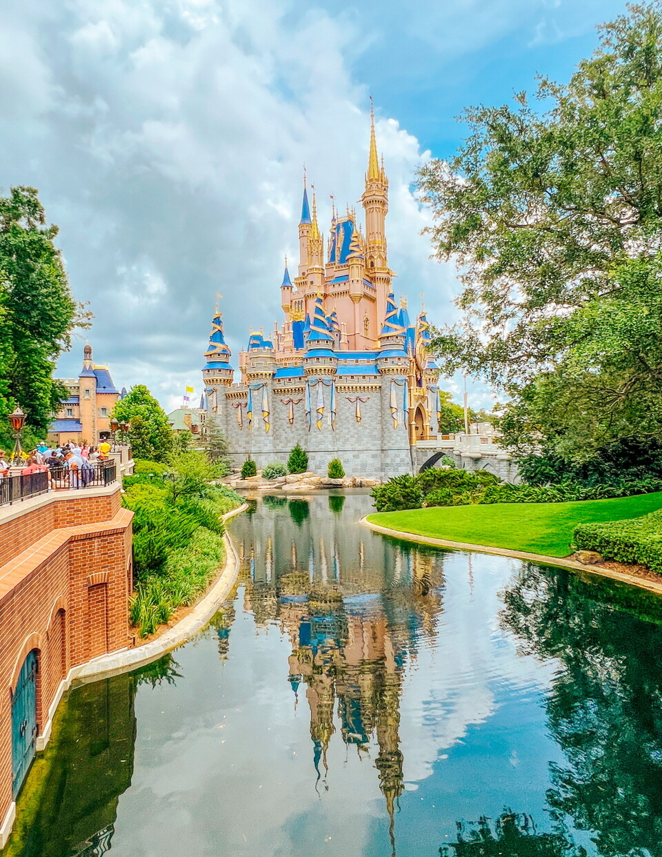 디즈니월드 4개 테마파크 중 가장 인기 있는 매직킹덤. 연못에 신데렐라성이담긴다