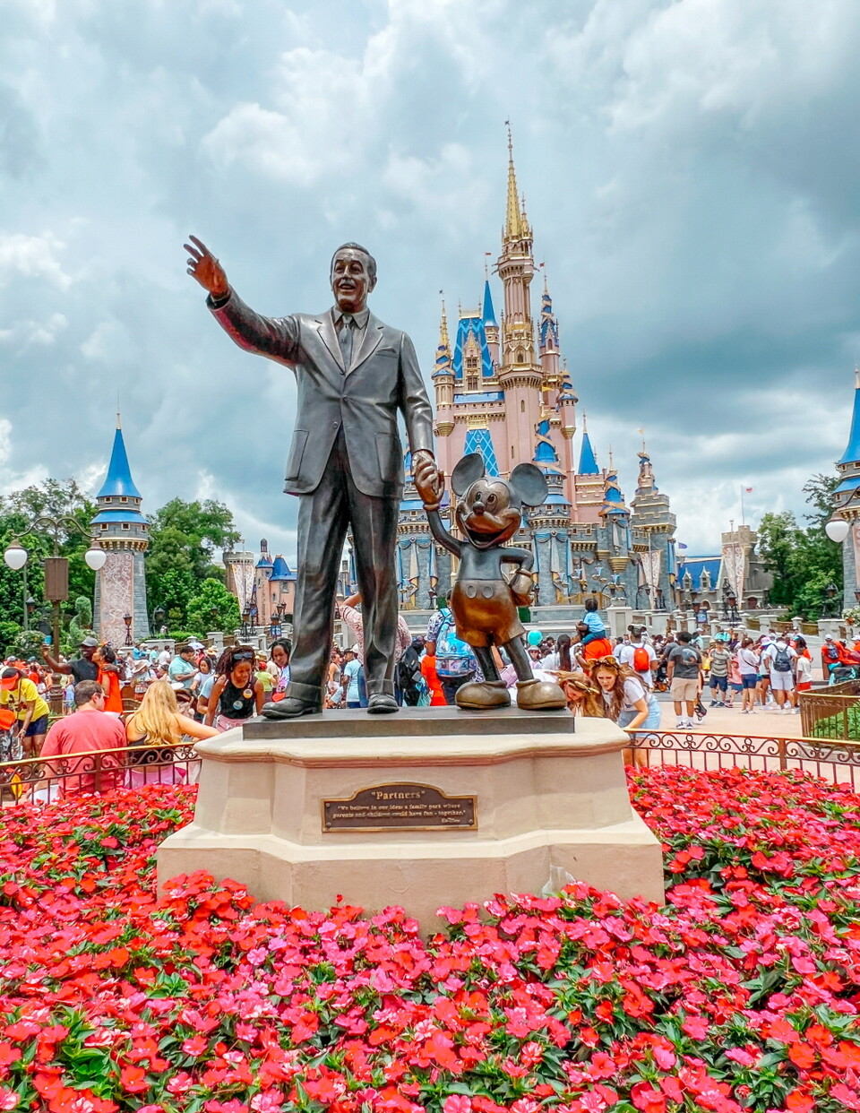 월트 디즈니와 미키마우스가 손잡고 있는 기념상