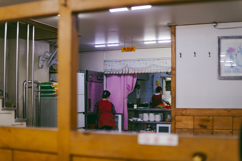 오랜 시간의 흔적이 엿보이는 김해식당의 내부