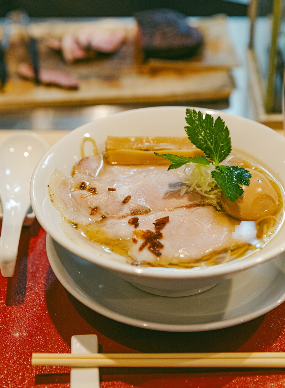  닭 육수를 베이스로 한 모에요멘스케의 라멘