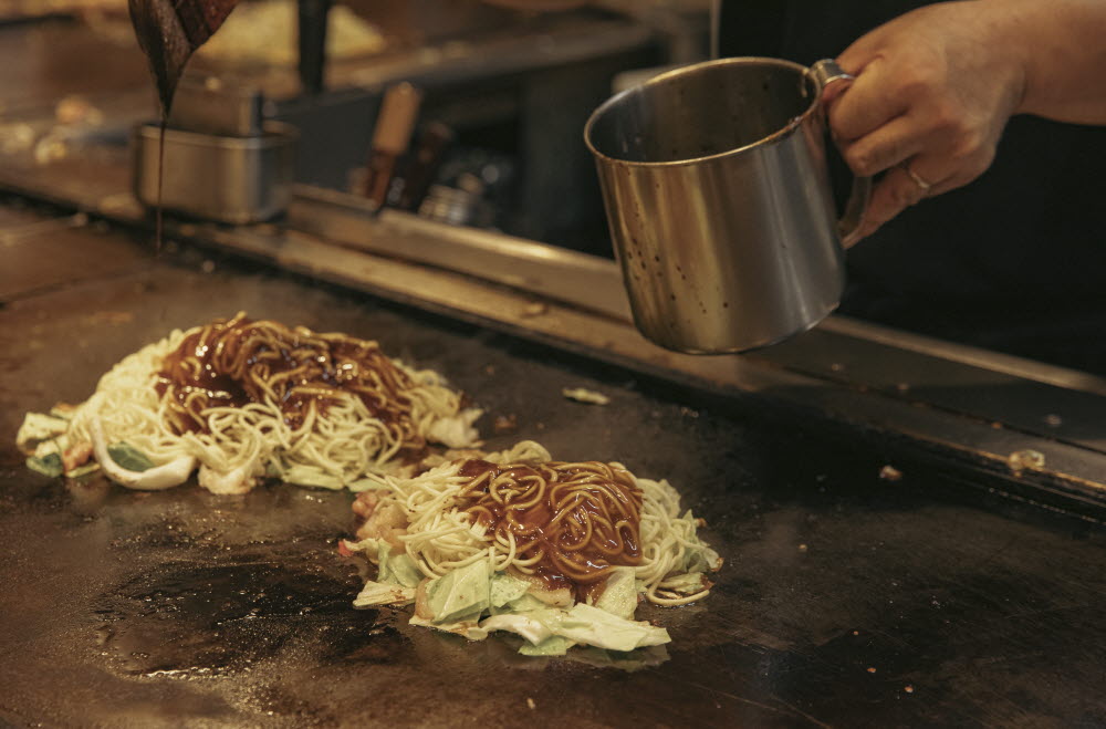 오사카 여행은 먹고 마시는 것만으로 채워도 충분하다. 사진은 오코노미야끼&야끼소바 전문점 아지노야