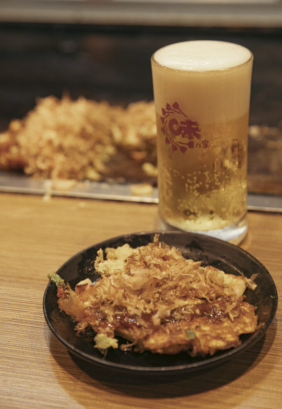  오코노미야끼와 생맥주 조합은 오사카 여행에서 절대 빠트릴 수 없는 맛이다