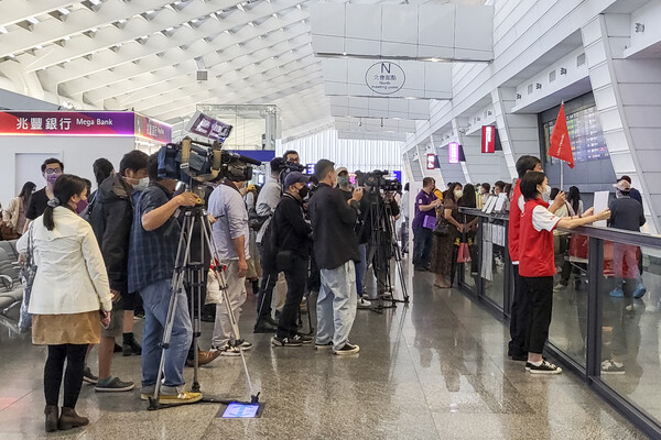 10월13일 타오위안공항에서 코로나 이후 첫 한국인 단체관광객을 기다리고 있는 타이완 현지 언론과 현지 여행사 