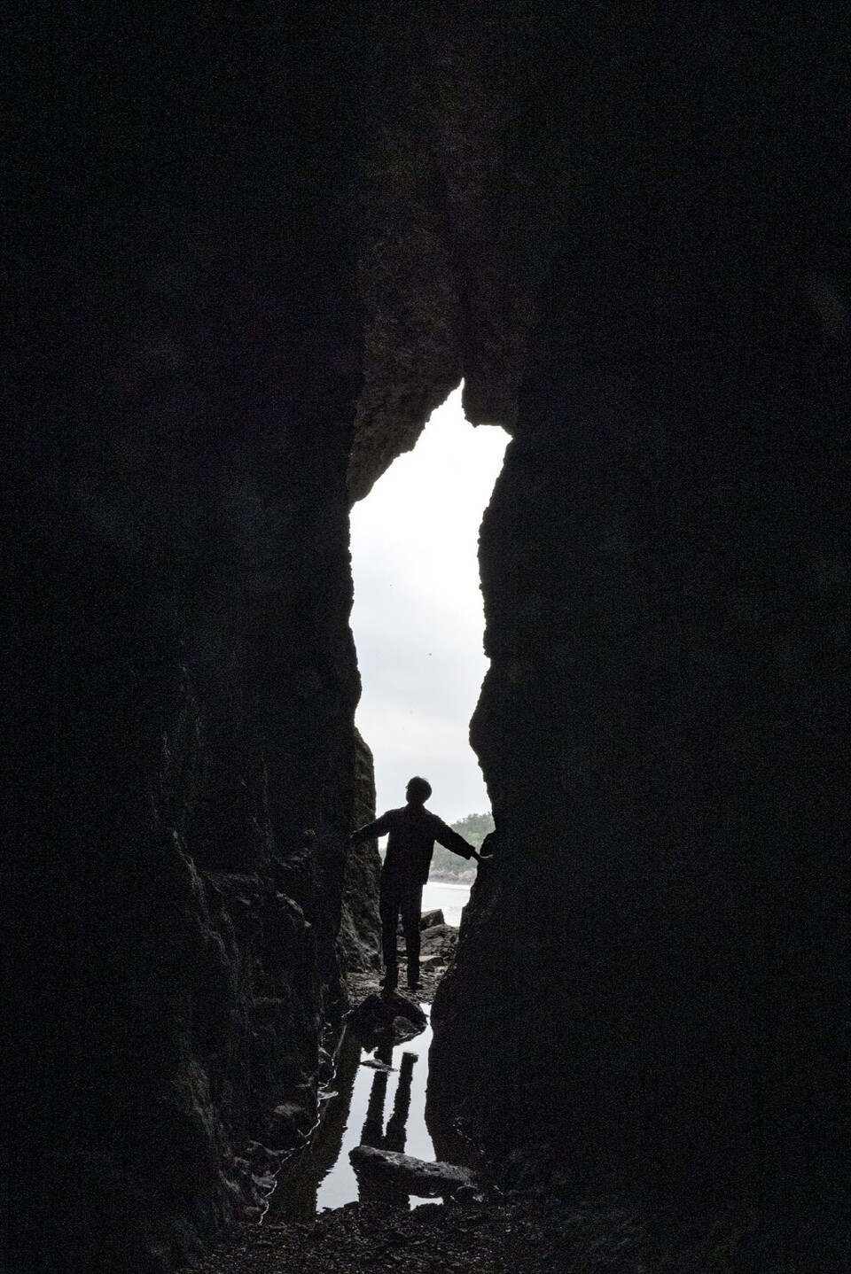 관통형 동굴인 용난굴은 어머리해변의 보물 같은 스폿이다