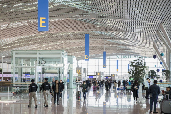 코로나19가 본격화한 2020년 3월 이후 처음으로 내국인 출구자수가 100만명을 넘었다. 사진은 인천공항제2여객터미널