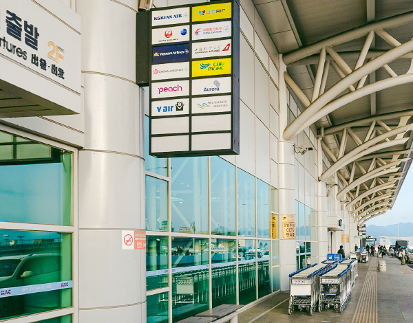  한국공항공사는 올해 국내 지방공항과 해외 공항을 연결하는 노선 발굴에 힘쓴다. 사진은 김해공항