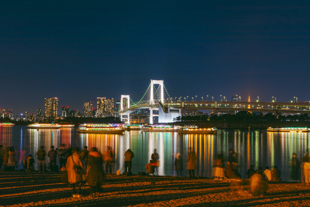 도쿄 오다이바에서 느끼는 휴양지 감성. 레인보우 브릿지의 야경이 특히 예쁘다