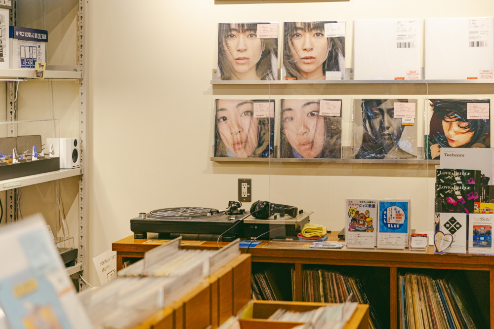 다양한 상점이 많은데, 그중에서 우타다 히카루의 LP를 판매하고 있는 곳에 시선이 꽂혔다