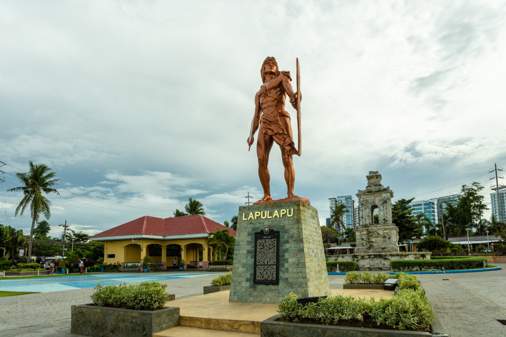 라푸라푸 추장의 기념비. 늠름하게 바다를 향하고 있다