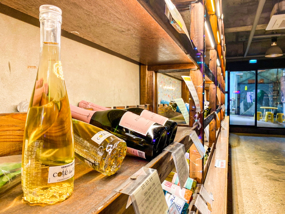 엉클주에서는 와인과 맥주 그리고 다양한 종류의 하이볼을 판매한다.
