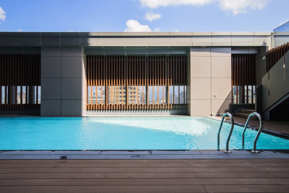 호텔 이용객들을 위한 야외 수영장이 제공된다.