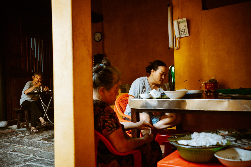 4,5 베트남 호이안에 가면 ‘화이트로즈’를 꼭 먹어 봐야 한다. 흰쌀 반죽 안에 새우 속을 채워 넣는다. 대개 아주머니들은 만들고, 아저씨들은 먹는다