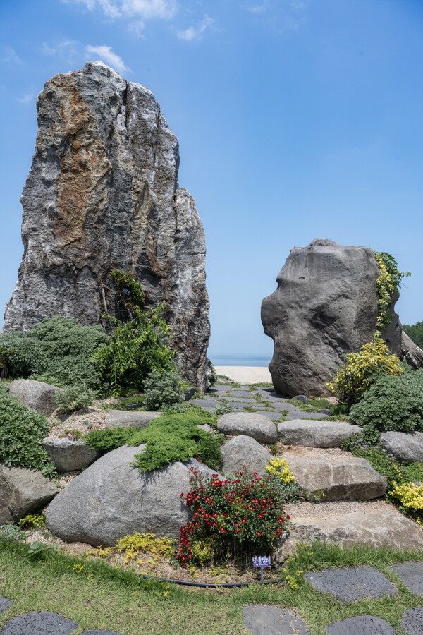 대형 수석들이 산과 계곡으로 연출된 1004섬 수석미술관 정원 