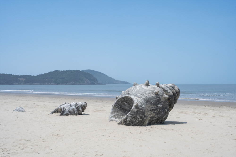크고 작은 소라 조형물이 놓여 있는 1004 뮤지엄파크 해변 백사장