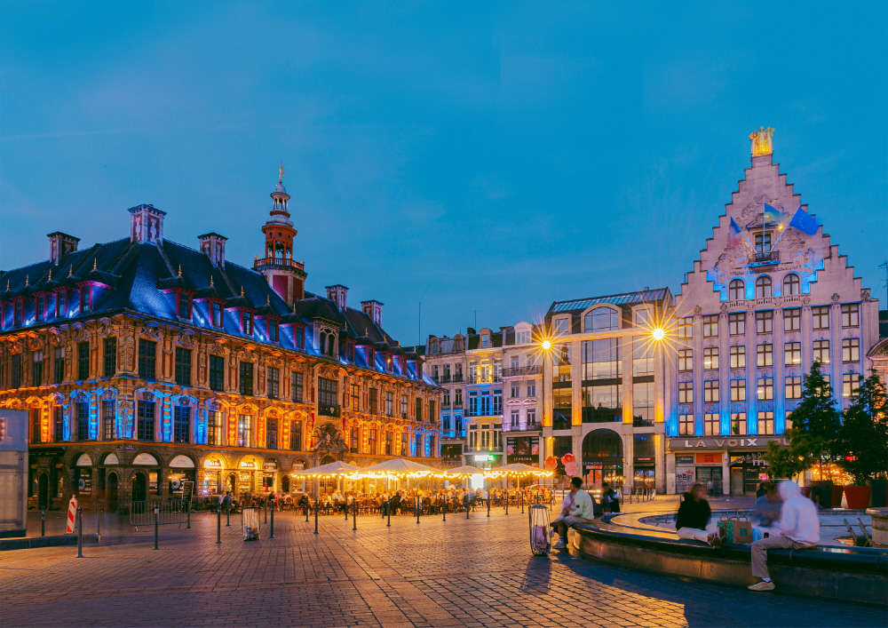 릴 여행의 시작점 '그랑플라스(Grand Place)'. 사진 왼쪽은 랜드마크 '구 증권거래소(La Vieille Bourse)'