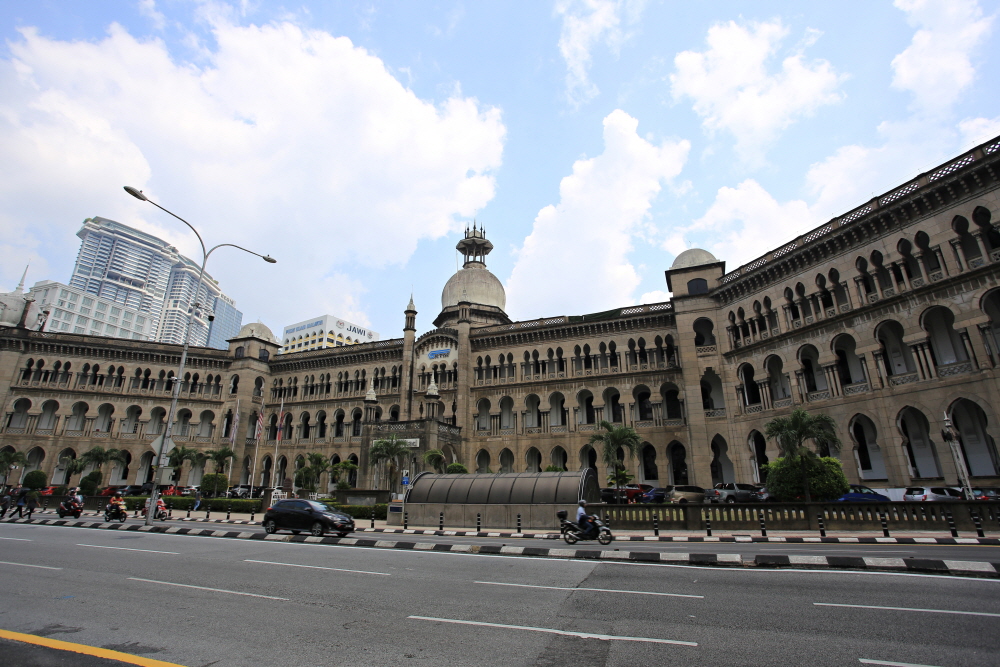다양한 문화와 시대를 반영하는 각양각색의 건축물이 쿠알라룸푸르를 장식한다