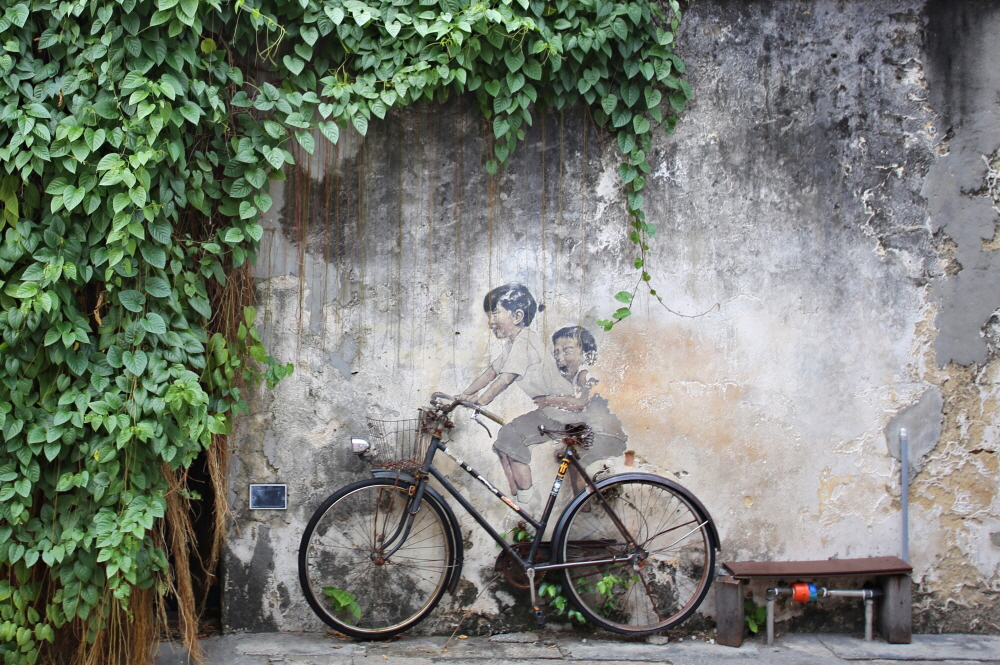 빛바랜 모습 그대로 조지타운을 지키는 ‘자전거 탄 아이들’ 벽화