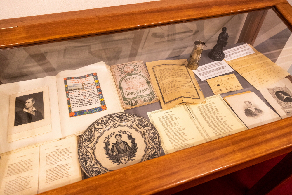 역사와 예술 박물관 1층에 전시된 바이런의 편지와 작품