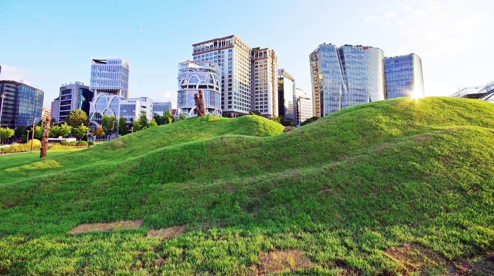 '열린송현' 조선시대 송현을 상징하는 듯 작은 언덕을 만들었다.