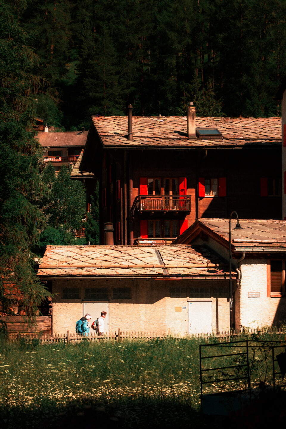 체르마트 시내는 스위스 전통 오두막집 샬레(Châlet)로 가득하다. 햇빛을 받으면 나무 벽의 주황빛이 더 짙어진다