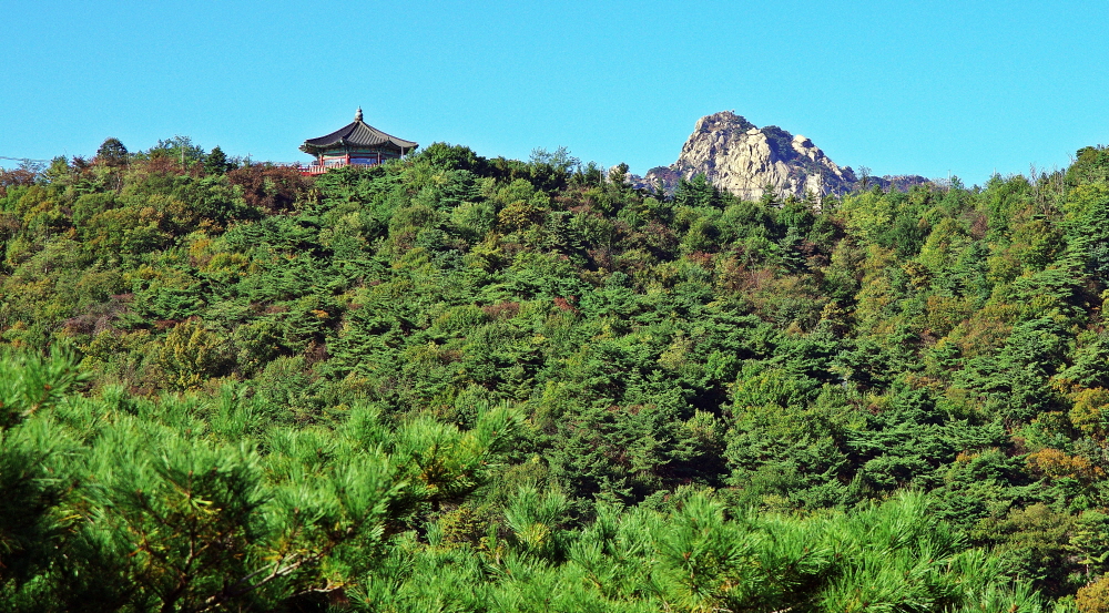 말바위 안내소 전 한양도성 성곽 뒤로 보이는 풍경. 북악팔각정과 보현봉