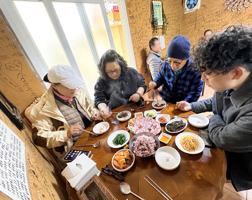 고흥 ‘미식 여행’ 팀이 고흥의 맛을 탐구하고 있다 / 고흥군 문화도시센터