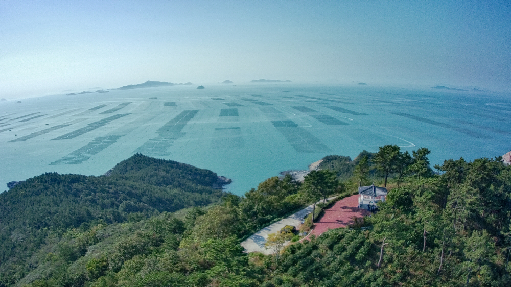 드론으로 촬영한 바다 김 양식 풍경과 봉화산 정상의 모습