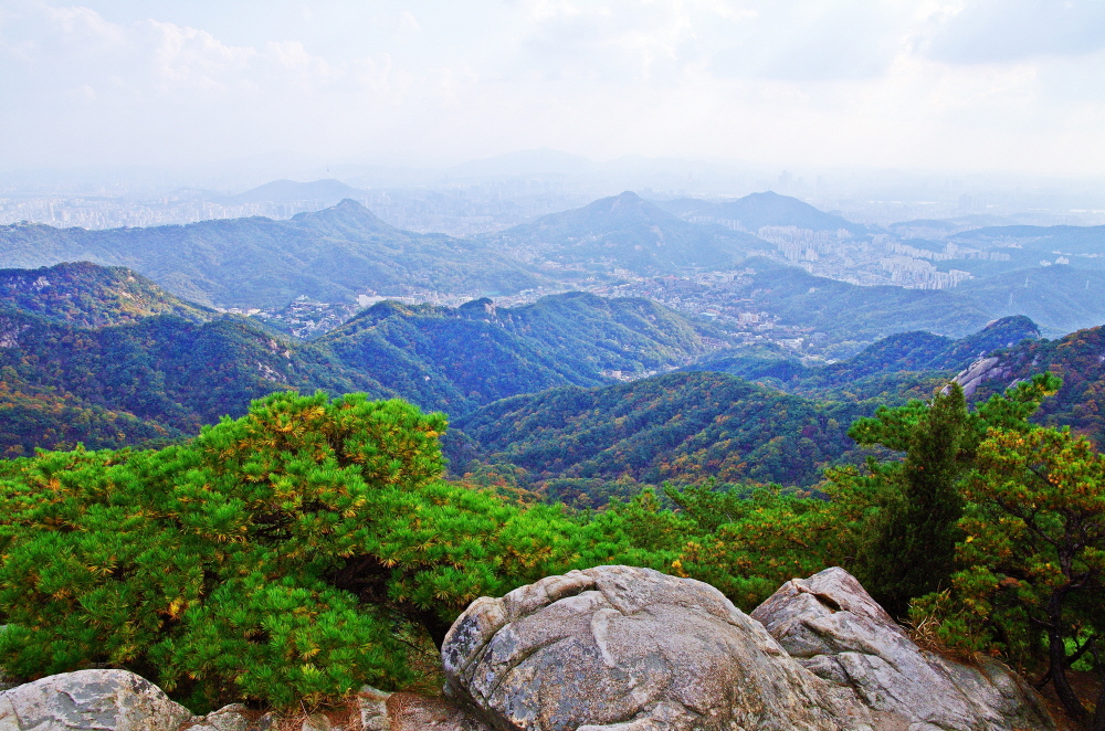 승가봉을 지나며 본 풍경. 남산, 백악산(북악산) 인왕산, 안산, 서울 도심 풍경과 멀리 관악산 일대까지 한눈에 들어온다.