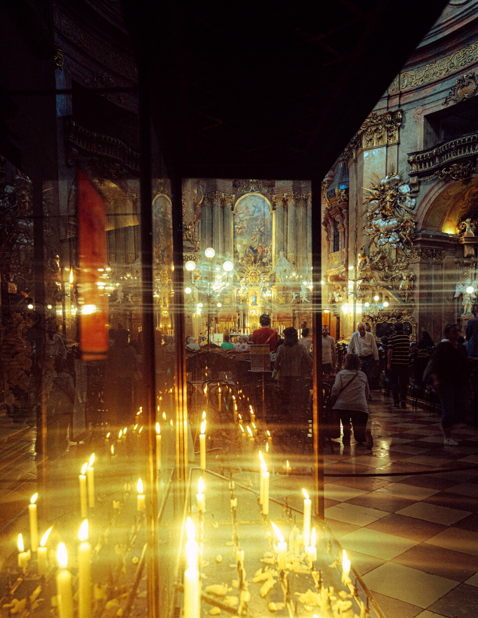 성 베드로 성당의 미사. 아른거리는 촛불