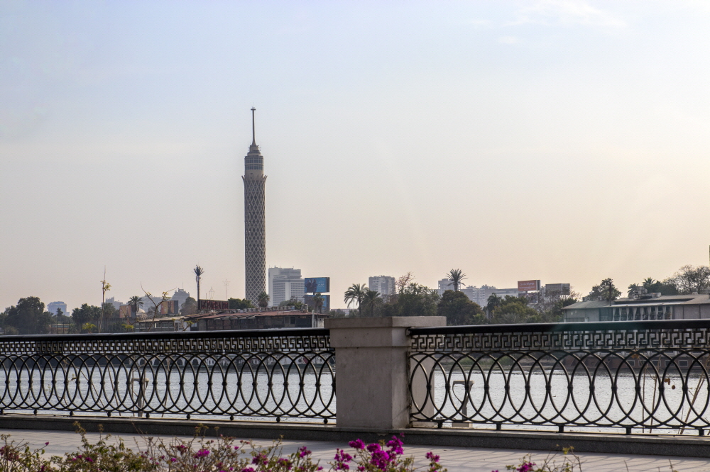 나일강변 산책로에서 바라보는 카이로타워
