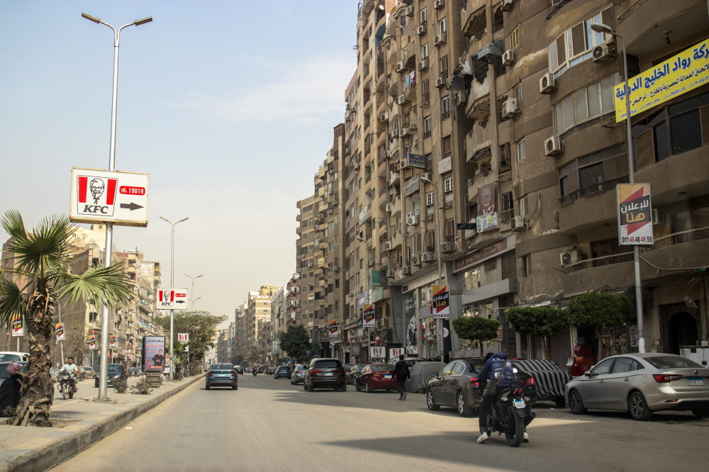 흔한 카이로 거리. 보다시피 차선이 없다