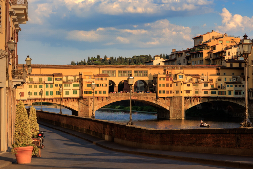 피렌체 역사지구의 ‘오래된 다리’라는 뜻의 폰테 베끼오(Ponte vecchio)