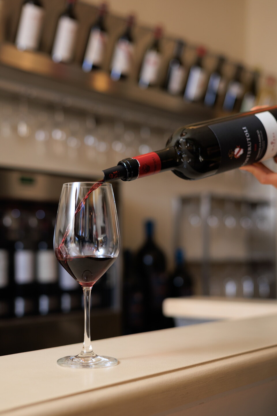 에노테카에서는 한 두 잔 정도의 간단한 와인 시음을 즐긴 후 와인을 구매할 수도 있다 