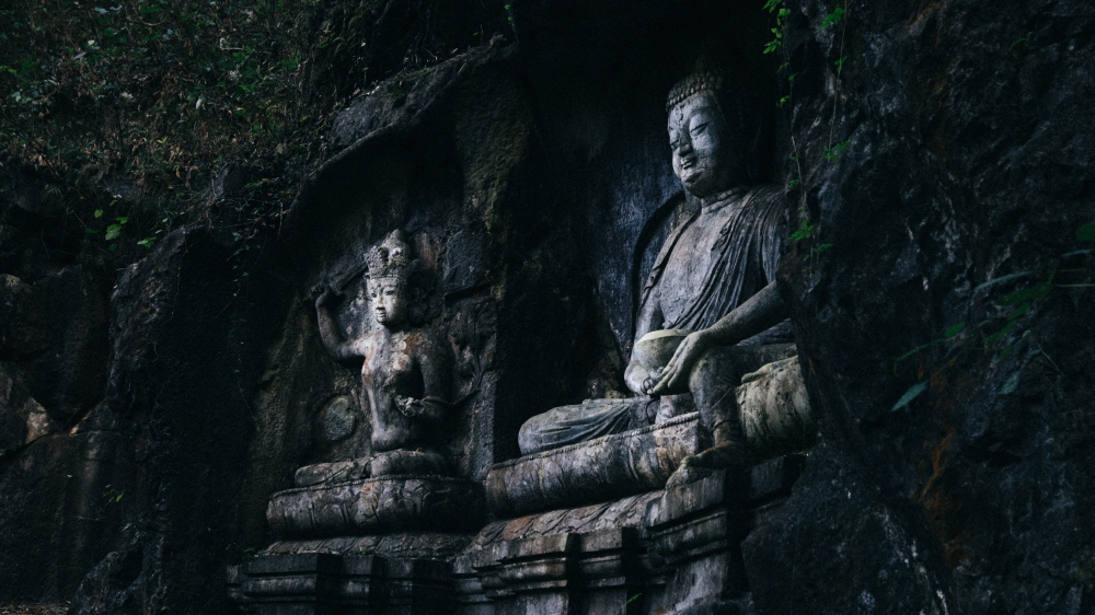 아만파윤은 7개의 불교 사원과 불교 아카데미로 구성된 고대 순례 순회코스가 관통한다. 리조트 내 산책길에는 석불이 자리한다. 이것들은 오로지 아만파윤 투숙객만 볼 수 있다