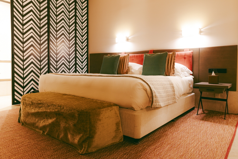 아실라의 파노라믹 스위트 객실은 87㎡(약 26.3평)로 웬만한 아파트 수준이다. 특히, 침실에는 3인 가족이 누워도 될 정도로 넓은 침대가 있다.