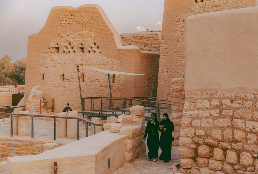 알투라이프는 1744년에 지어진 세계 최대 진흙 벽돌 도시다. 사우디에서 가장 중요한 역사적 유적지 중 한 곳이다. 사우디 왕실은 심혈을 기울여 이곳을 복원했으며, 사우디의 여러 이야기를 확인할 수 있는 박물관도 조성했다